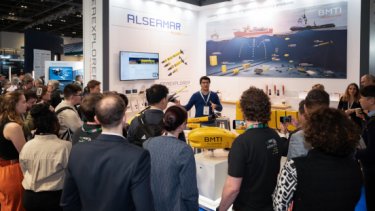 Oi blog image of an exhibitor presenting in front of show visitors